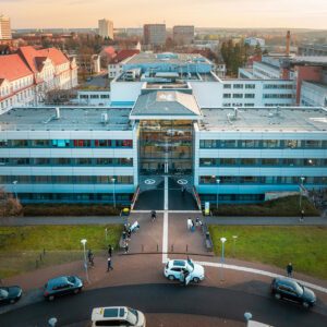 Haupteingang der Medizinischen Universität Lausitz - Carl Thiem