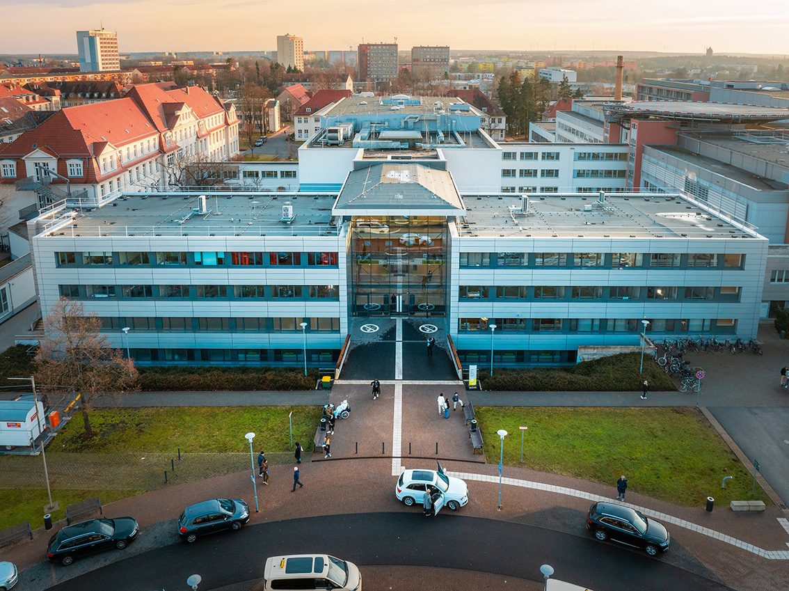 Haupteingang der Medizinischen Universität Lausitz - Carl Thiem