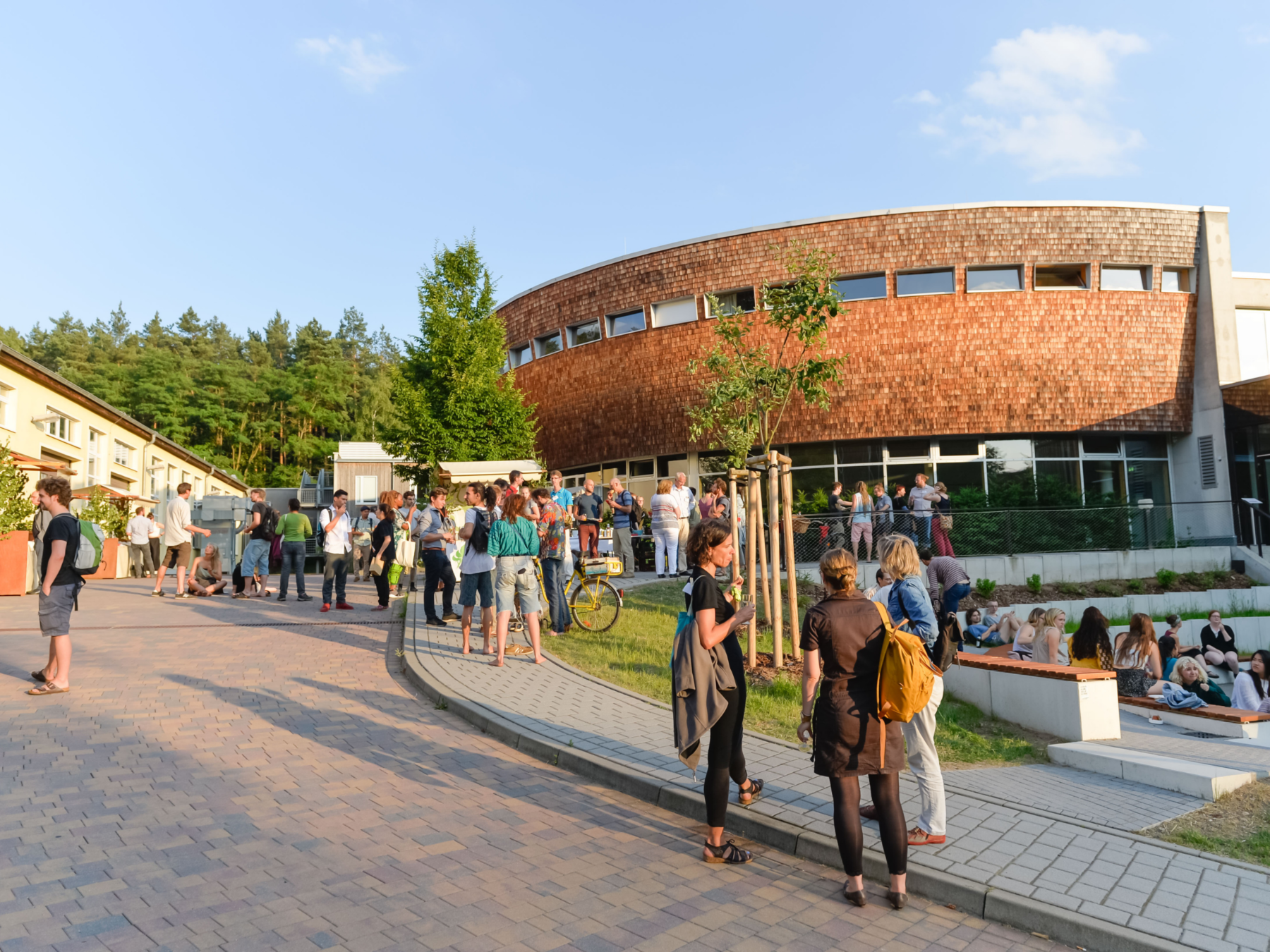 Campus und Hauptgebäude der Hochschule für nachhaltige Entwicklung mit Studierenden.