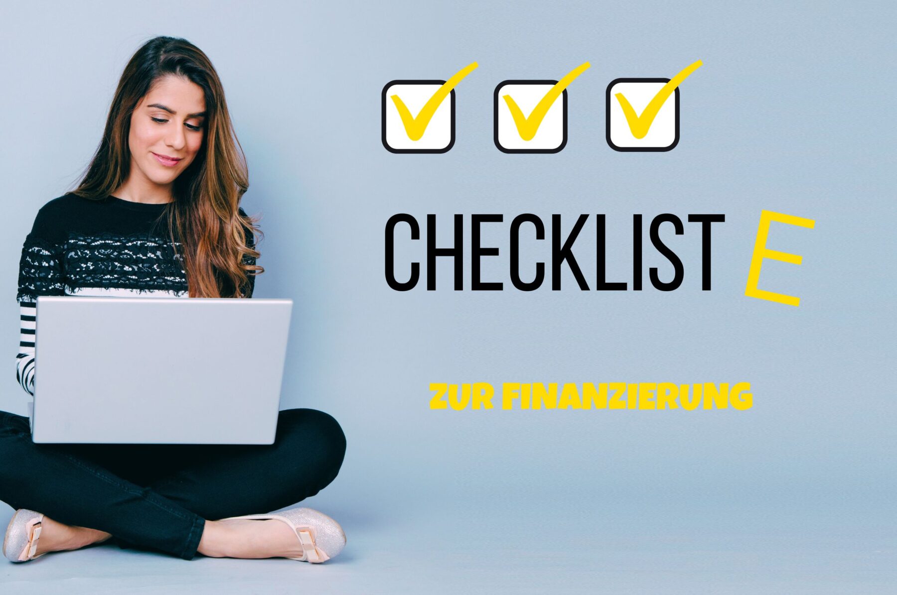 Studentin mit Laptop, sitzend, 3 Häckchen in Checkboxen, vor Schriftzug Checkliste zur Finanzierung