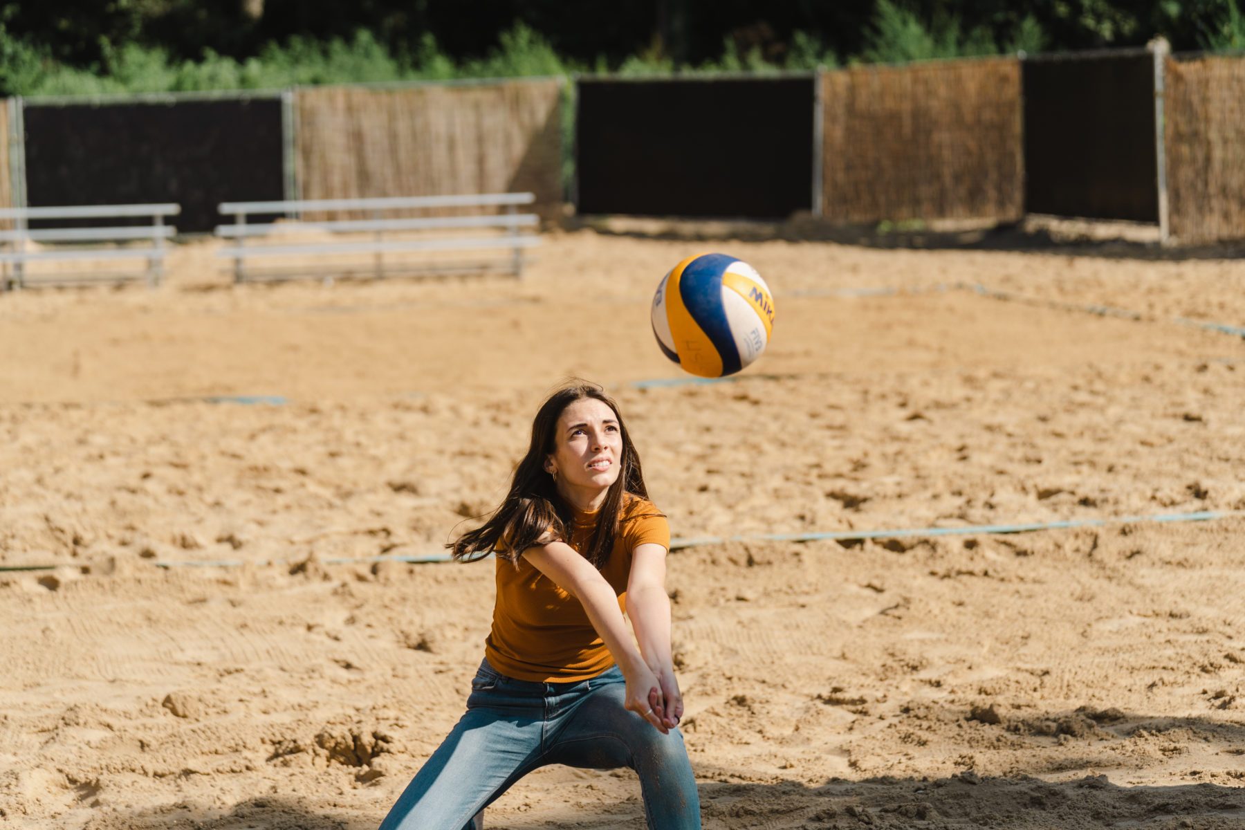 Junge Sportlerin beim Volleyball. Hochschulsport an den brandenburgischen Hochschulen.