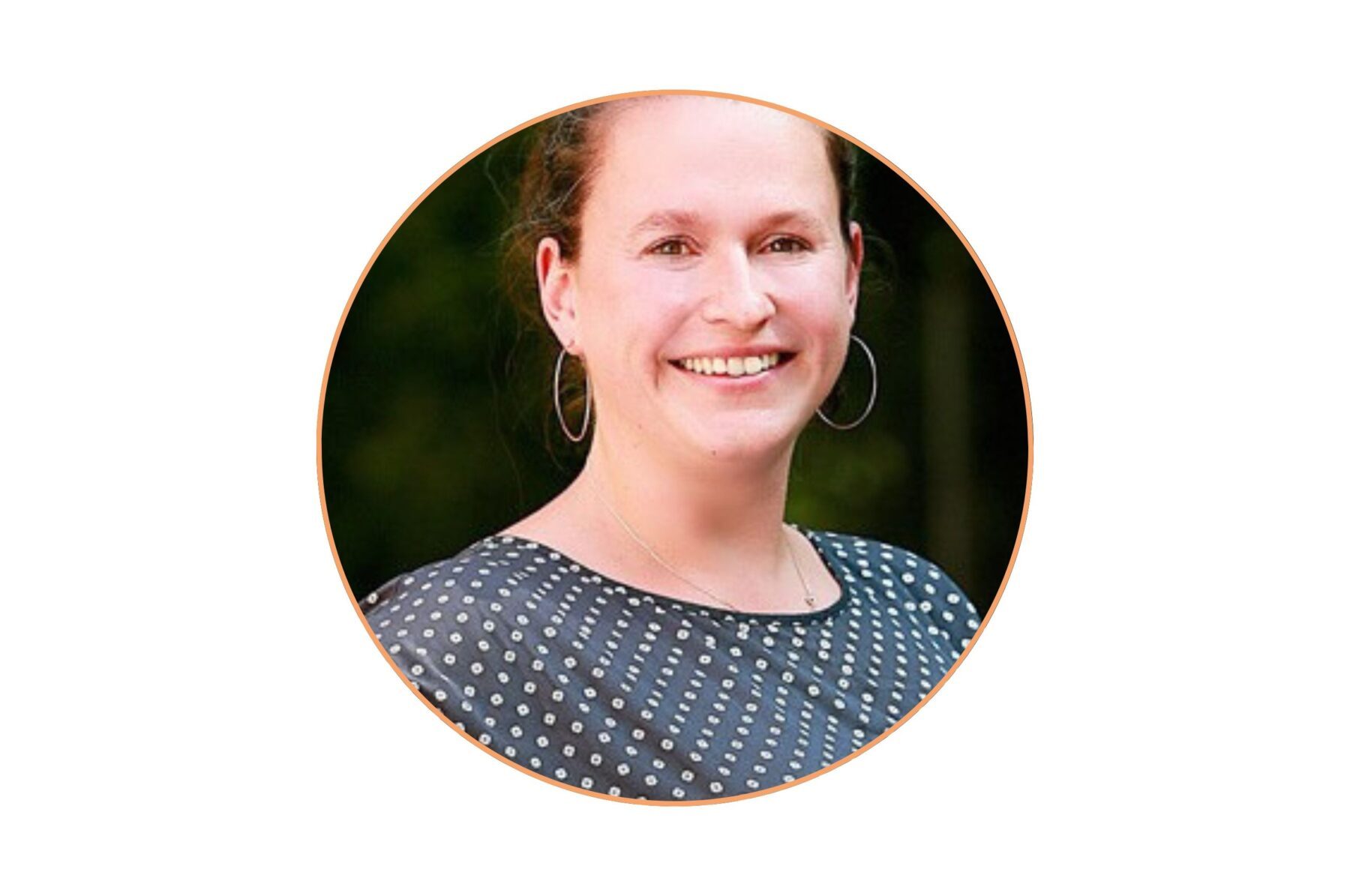 Juliane Leonhard, Evangelische Jugendhilfe Brandenburg Plus, lächelnd im Porträt