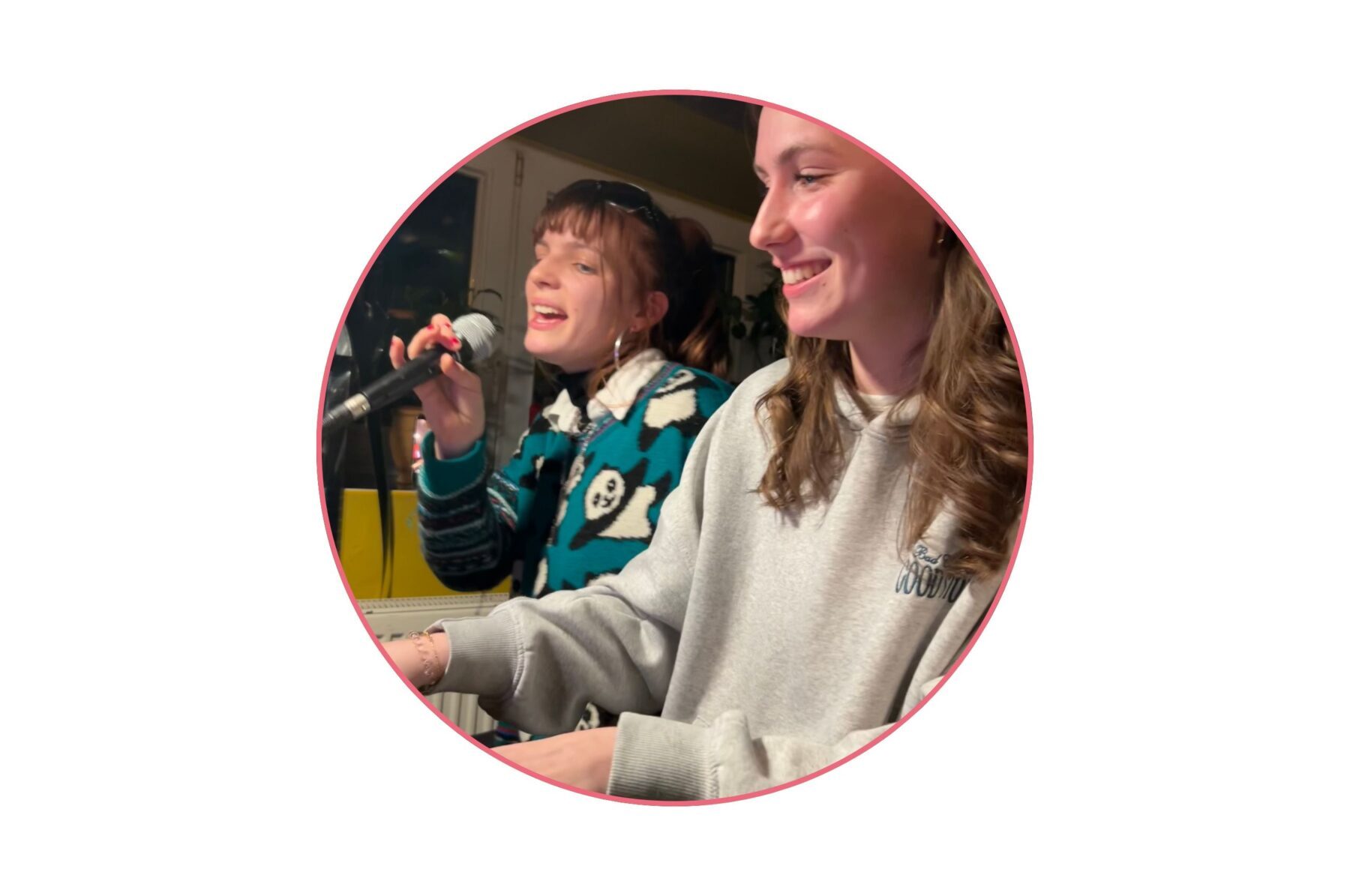 Stella-Marie, Studierende des regulären Studiengangs Instrumental- und Gesangspädagogik im 3. Semester im Bereich Gesang „Jazz/Rock/Pop“ (hier links im Bild zu sehen mit ihrer besten Freundin Elise beim Jammen im Casablanca in Finsterwalde)