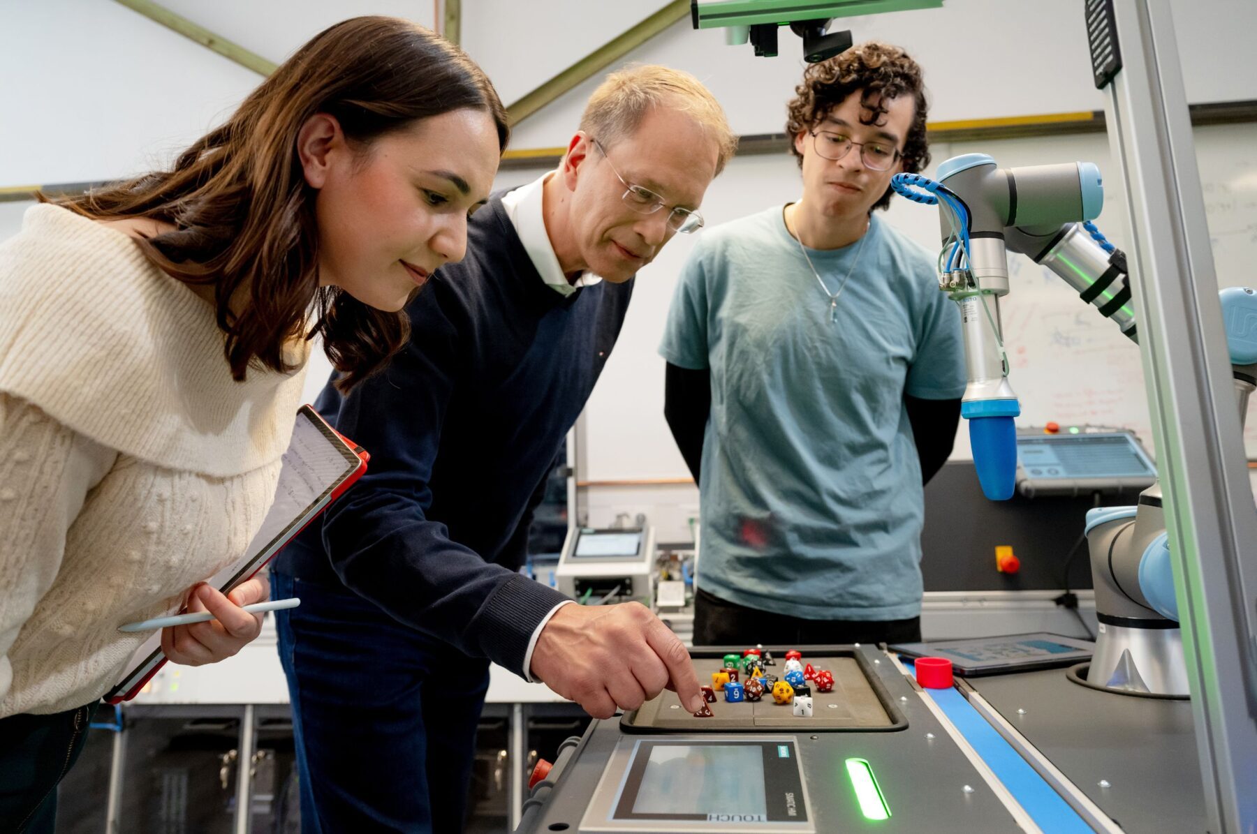 Sebastian und seine Kommiliton:innen in Action mit Studiengangsprecher Prof. Dr. Reiff-Stephan , Quelle: Bianca Evers