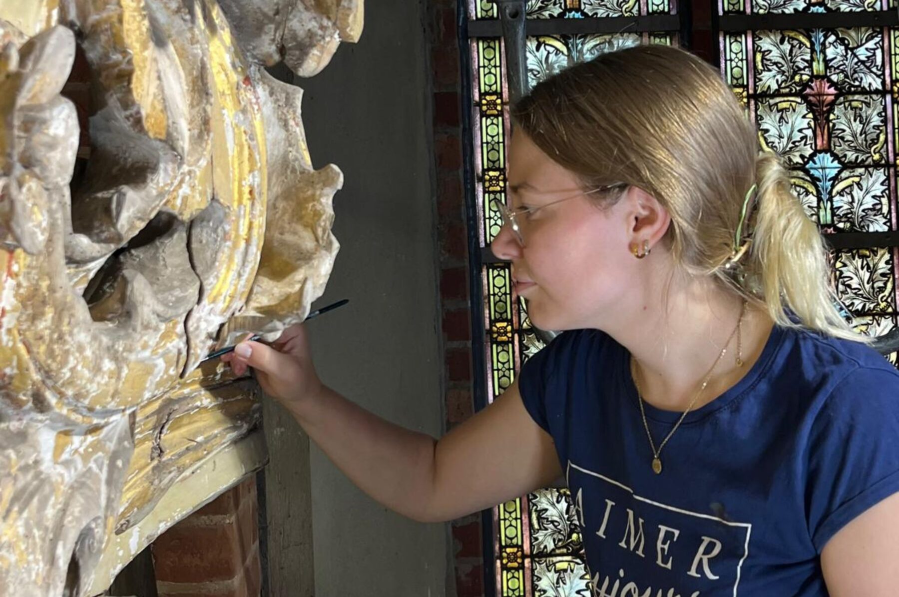 Studentin Desirée bei der Festigung von Vergoldungen an einem Epitaph in Havelberg, Quelle: privat
