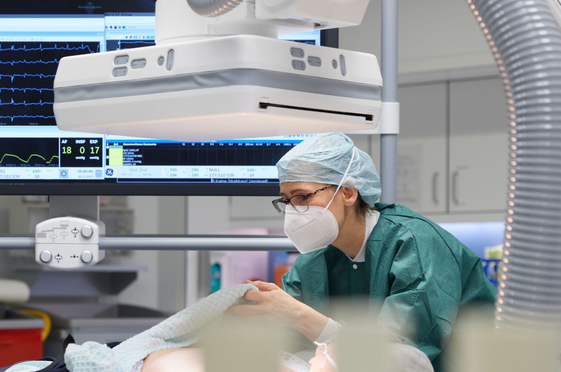 Medizinstudierende in der Praxis oder Ärztin am Patienten