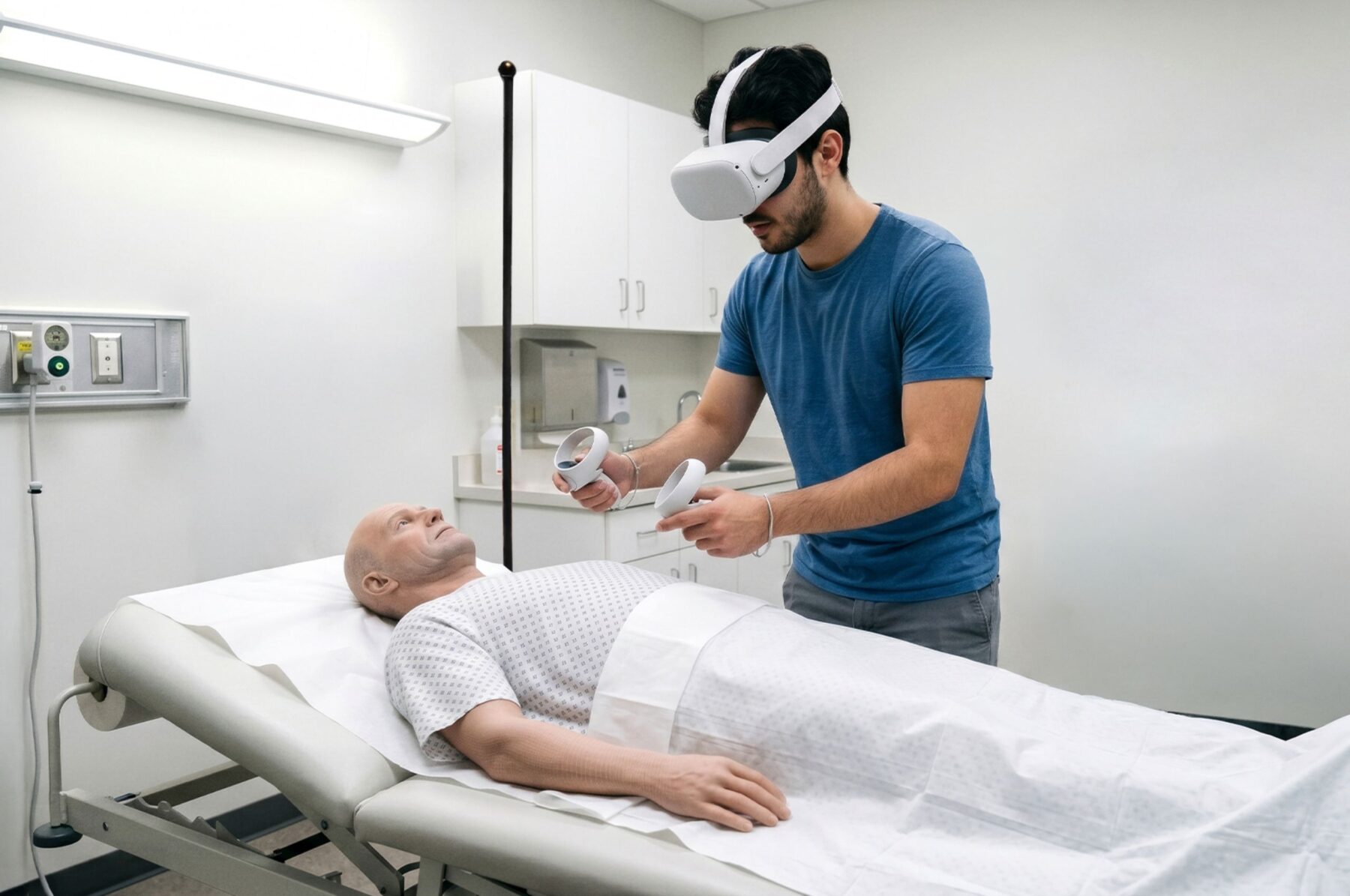 Medizinstudent mit VR-Brille in der Praxis, mit einem Patienten (Simulation)