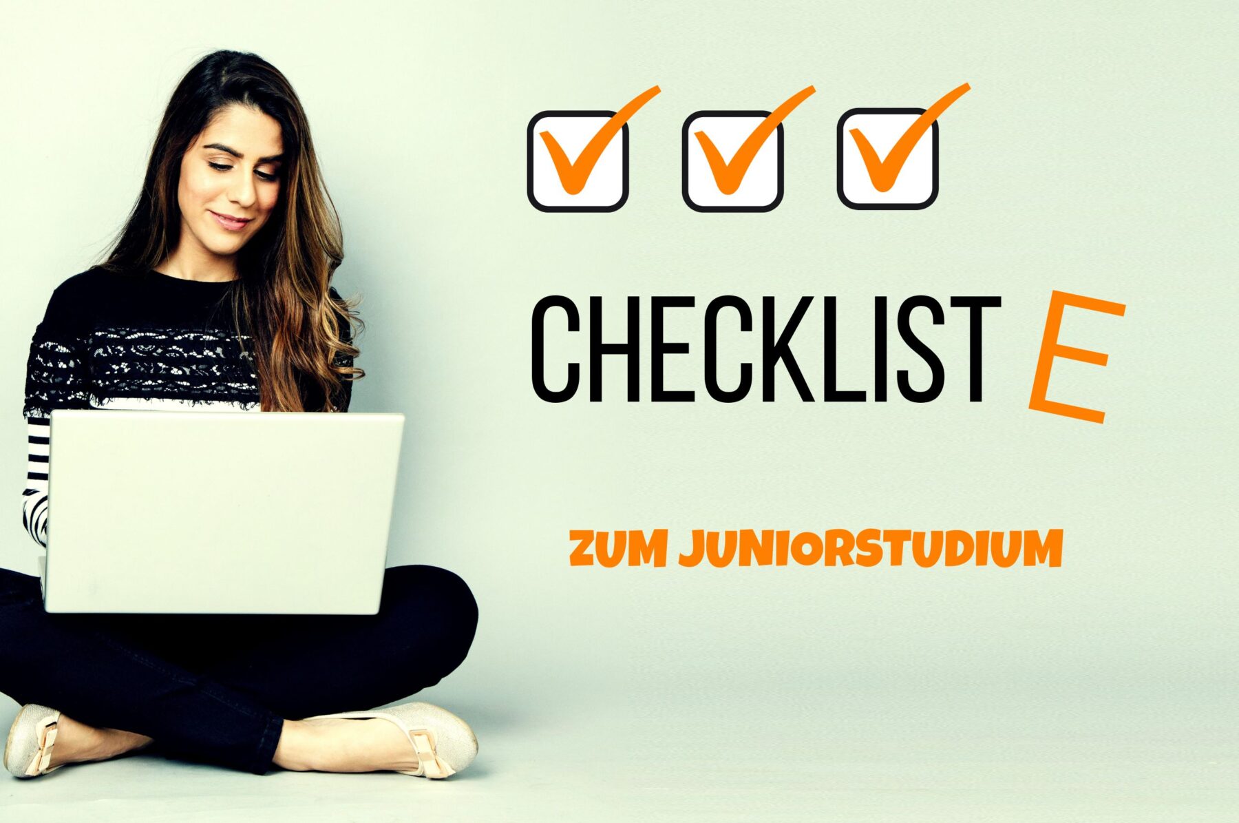 Studentin mit Laptop, sitzend, 3 Häckchen in Checkboxen, vor Schriftzug Checkliste zum Juniorstudium