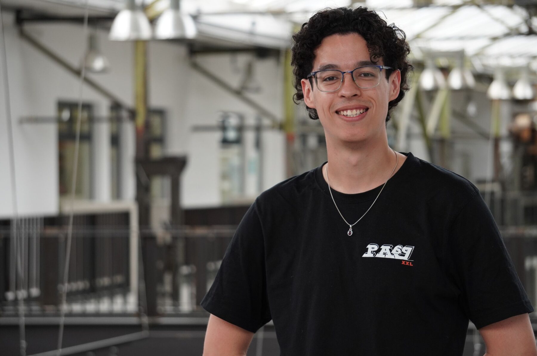 Sebastian, Studierender der Automatisierungstechnik an der TH Wildau, Porträtbild lächelnd