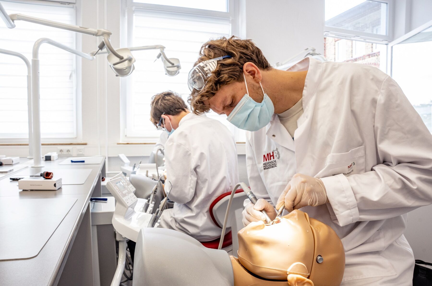 Studierende der Zahmedizin in der Praxis, Medizinische Hochschule Brandenburg